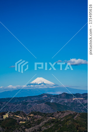 Mount Fuji from the summit of the Omuroyama climbing lift [Ito City, Shizuoka Prefecture] 135495616
