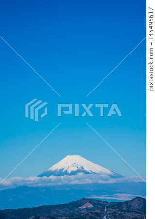 Mount Fuji from the summit of the Omuroyama climbing lift [Ito City, Shizuoka Prefecture] 135495617