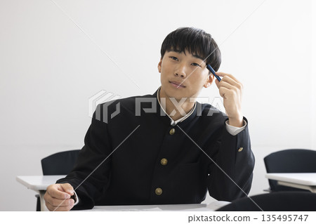 參加考試的高中男生 135495747