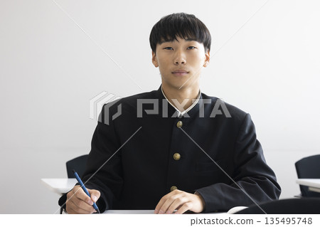 參加考試的高中男生 135495748
