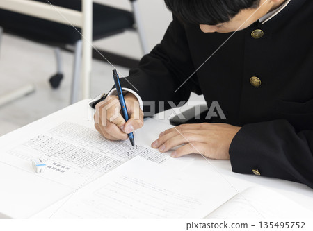 參加考試的高中男生 135495752