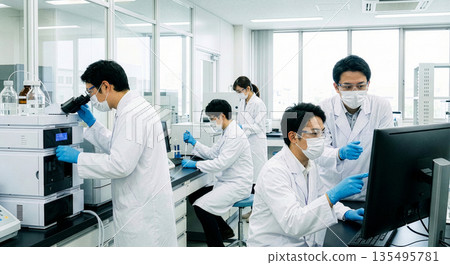 一個利用顯微鏡和電腦進行數據分析的研究團隊 135495781