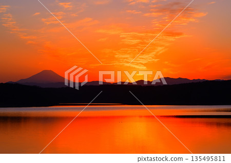 夕陽下的富士山,從狹山湖岸邊眺望 夕陽下的富士山,從狹山湖岸邊眺望 135495811