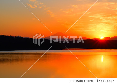 夕陽下的富士山，從狹山湖岸邊眺望 135495847