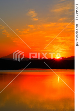 夕陽下的富士山,從狹山湖岸邊眺望 夕陽下的富士山,從狹山湖岸邊眺望 135495851