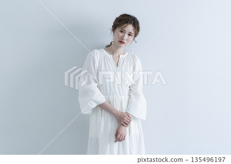Young woman wearing a refreshing dress 135496197