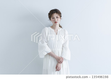Young woman wearing a refreshing dress 135496198