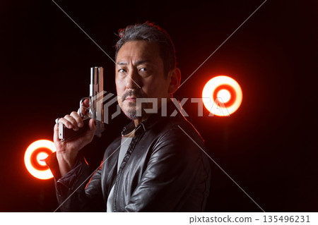 一名持槍的中年男子 一名持槍的中年男子 135496231