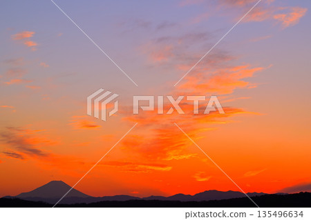從狹山湖眺望落日下的富士山 135496634