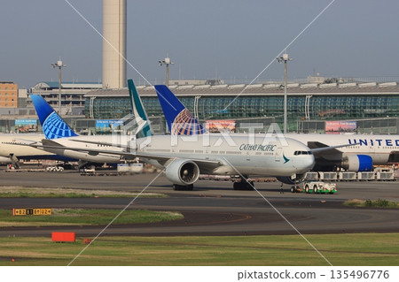 Passenger plane heading to the runway Departure image Cathay Pacific Airways Passenger plane heading to the runway Departure image Cathay Pacific Airways 135496776