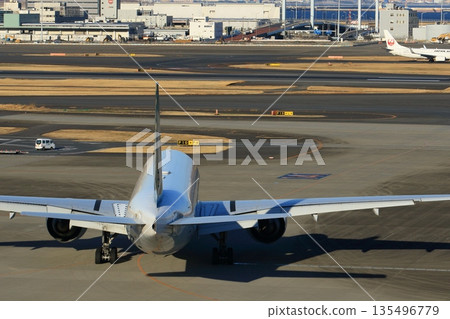一架客機駛向跑道的出發影像 一架客機駛向跑道的出發影像 135496779