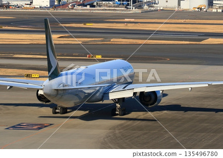 Passenger plane heading to the runway Departure image Cathay Pacific Airways Passenger plane heading to the runway Departure image Cathay Pacific Airways 135496780