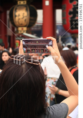 Asakusa photography, photographing the giant lantern, foreign tourists sightseeing in Asakusa Asakusa photography, photographing the giant lantern, foreign tourists sightseeing in Asakusa 135496781