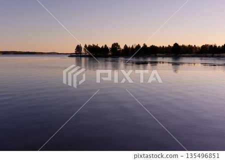 黃昏時的湖 135496851