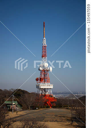 一座紅白相間的通訊塔高聳於藍天之上 135497059