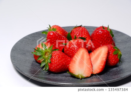 Bright red strawberries (8) Bright red strawberries (8) 135497384