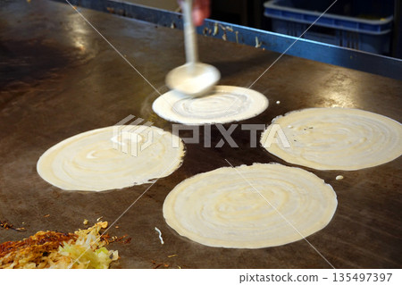 Hiroshima style okonomiyaki 135497397