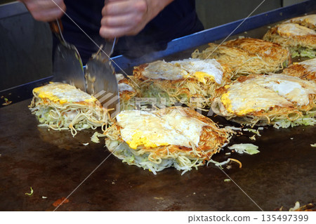 Hiroshima style okonomiyaki 135497399