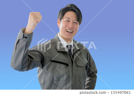 一名身穿工作服的男子揮拳慶祝 135497661