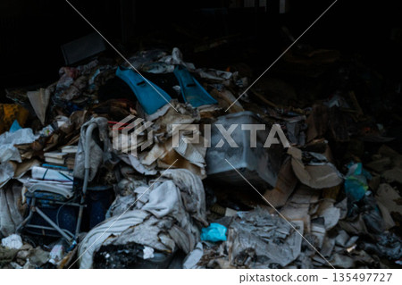 成堆的垃圾、堆積如山的工業廢棄物和成堆的廢棄物 135497727