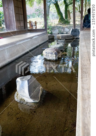 日本岡山後樂園「流街天」建築內部景觀，清晰可見小川洋司在穿孔室地面上創作的奇特石雕作品。 135497850