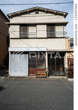 A small mortar house, an old wooden two-story house 135497964