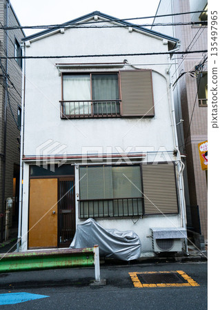 A small mortar house, an old wooden two-story house A small mortar house, an old wooden two-story house 135497965