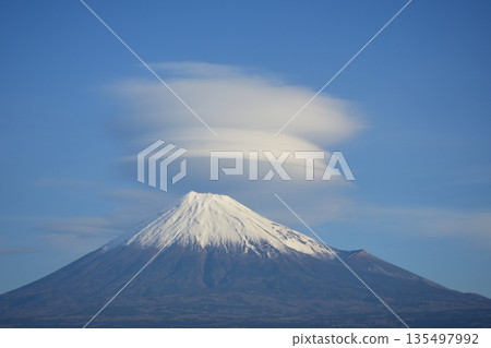 富士山與帽狀雲 ☆mar_lapin 富士山與帽狀雲 ☆mar_lapin 135497992