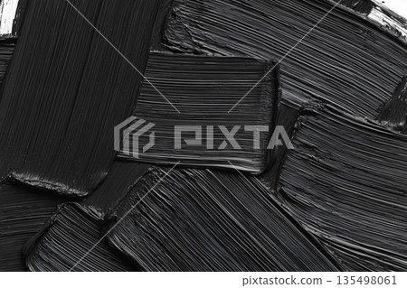 以重疊的黑色筆觸創作的抽象藝術 | 單色畫作，展現強烈的表現力和優美的構圖 135498061