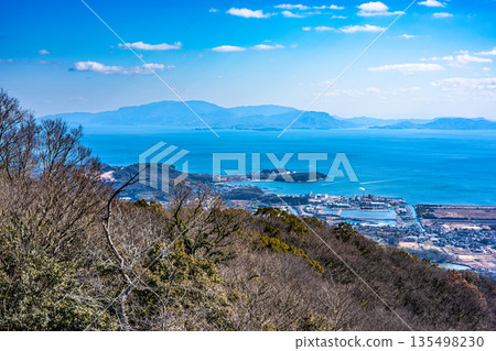 [瀨戶內海國立公園] 冬天從錦甲山看到的兒島半島和小豆島。岡山縣岡山市和玉野市 135498230