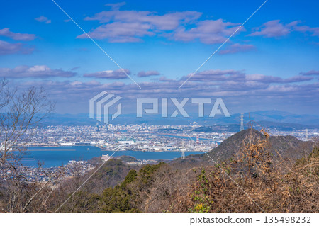 【瀨戶內海國立公園】冬季從錦光山眺望岡山市。岡山市和玉野市，岡山縣 135498232