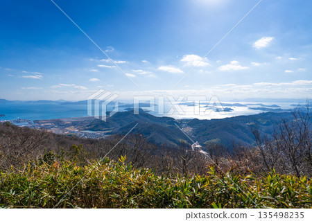 [瀨戶內海國立公園] 冬天從錦甲山看到的直島群島和瀨戶內海 4 岡山縣岡山市和玉野市 135498235