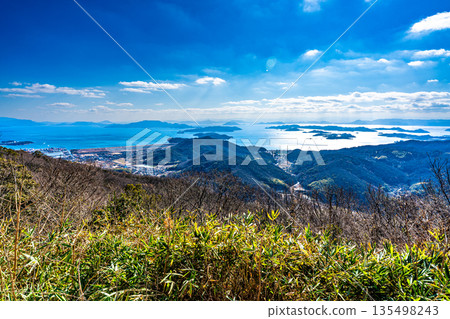 [瀨戶內海國立公園] 冬天從金甲山看到的直島群島和瀨戶內海 1 岡山縣岡山市和玉野市 135498243