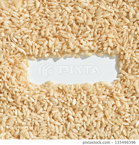 Top view of uncooked brown rice grains with oval space in the center Top view of uncooked brown rice grains with oval space in the center 135498396