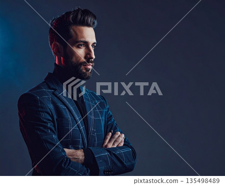 雙臂交叉的男人 135498489