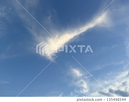 At dusk, clouds of various shapes float. 135498544