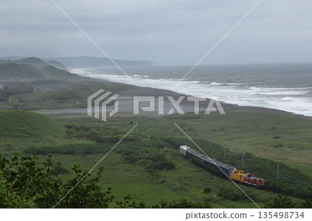 皇家特快列車駛過赤別山 135498734