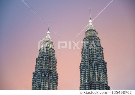 日落時的雙子星大樓，吉隆坡，馬來西亞 135498762