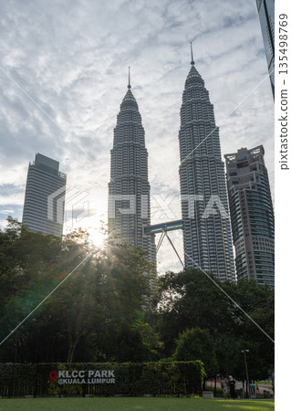 日落時的雙子星大樓，吉隆坡，馬來西亞 135498769