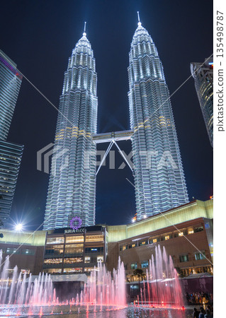 馬來西亞吉隆坡夜幕下的雙子星大樓燈火輝煌 135498787