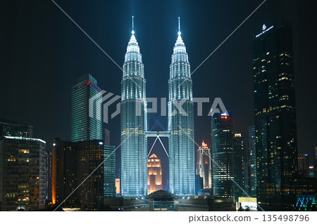 馬來西亞吉隆坡夜幕下的雙子星大樓燈火輝煌 馬來西亞吉隆坡夜幕下的雙子星大樓燈火輝煌 135498796