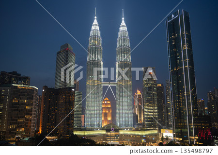 馬來西亞吉隆坡夜幕下的雙子星大樓燈火輝煌 馬來西亞吉隆坡夜幕下的雙子星大樓燈火輝煌 135498797