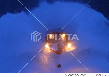 黎明時分，羅素的車在黎明時分 135499067