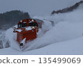 一列羅素牌火車正在清掃積雪 135499069