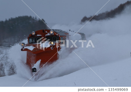 一列羅素牌火車正在清掃積雪 135499069