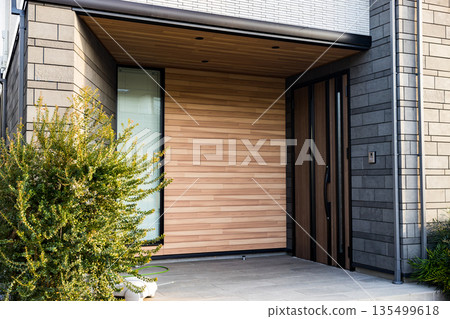 house entrance porch 135499618
