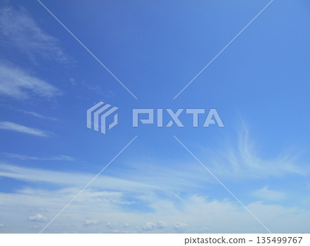 Clouds flowing in the blue sky Clouds flowing in the blue sky 135499767