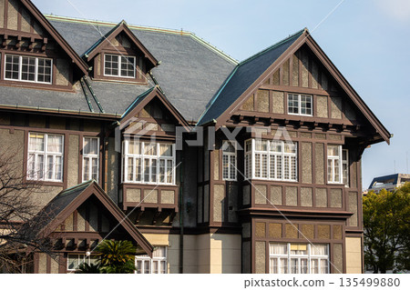 A Western-style building resting in the sunshine 135499880
