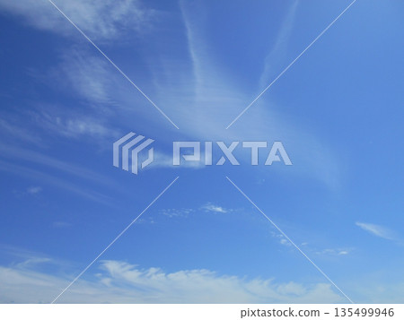 Thin clouds flowing in the blue sky Thin clouds flowing in the blue sky 135499946