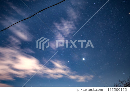 夜空中的雲朵飄動，冬日繁星點點，一片清澈。 135500153